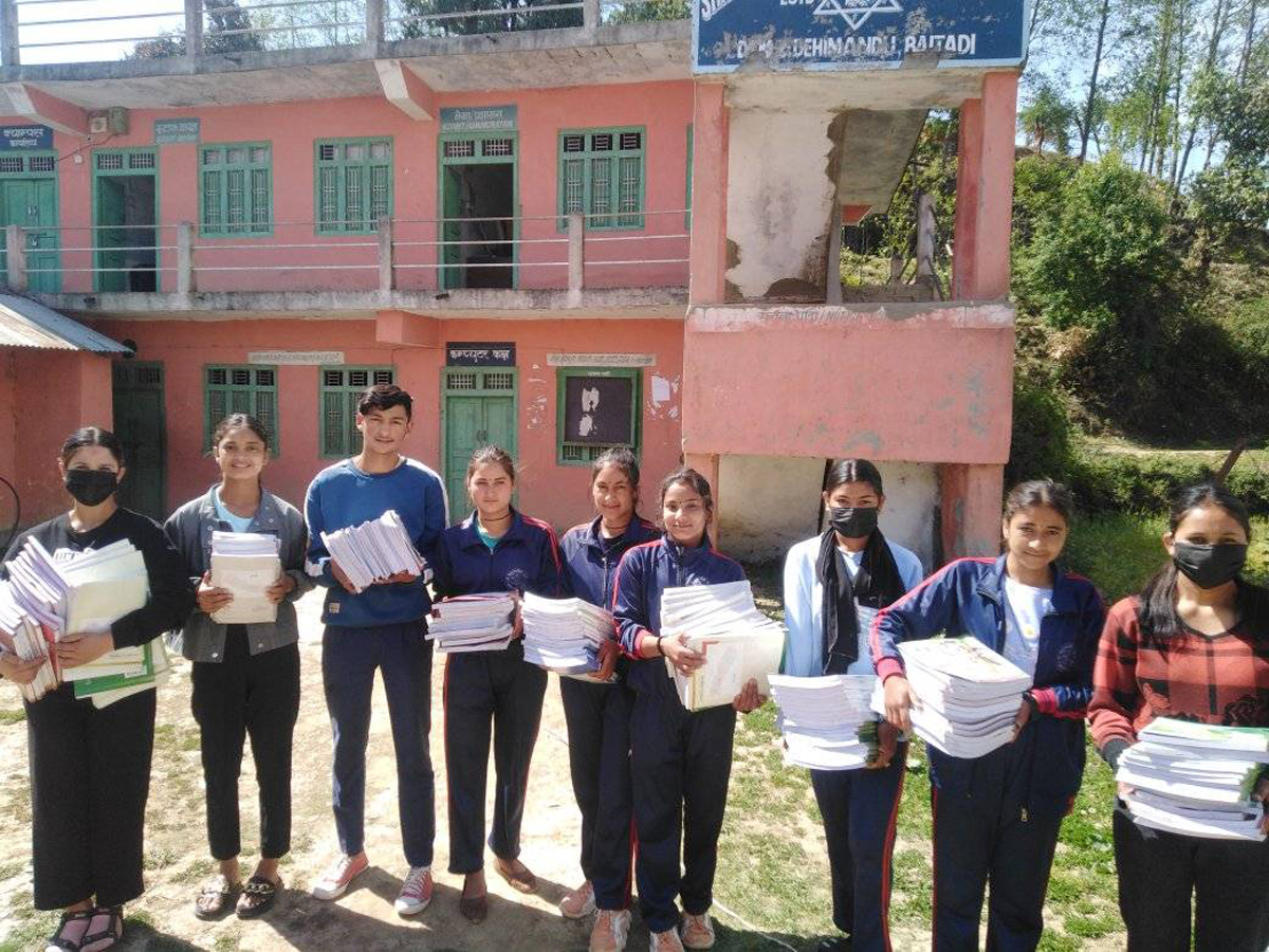 बैतडीमा भर्ना भएकै दिन विद्यार्थीको हातमा किताब